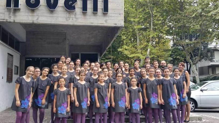 Foto de familia de los miembros de &quot;Los Peques de El León de Oro&quot; a la puerta del teatro Novelli, en Rímini (Italia).