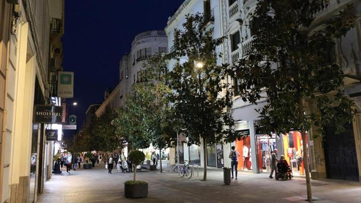 Calle Cruz Conde, de noche.