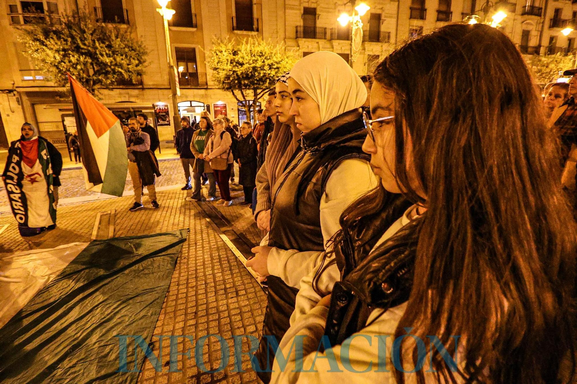 Más de 300 personas se manifiestan en Alcoy contra la guerra y apoyando al pueblo palestino