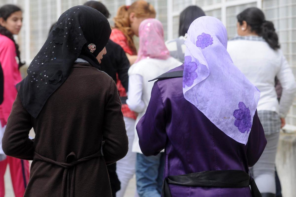 Alumnas del instituto San Martín de Talayuela (Cáceres) acuden a clase con el velo islámico.