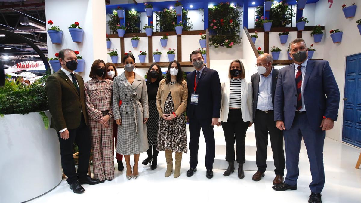 Las dirigentes de Ciudadanos Inés Arrimadas y Begoña Villacís se han acercado al stand de Córdoba en Fitur. En la foto, con el alcalde y la delegada de Turismo del Ayuntamiento de Córdoba, entre otros.