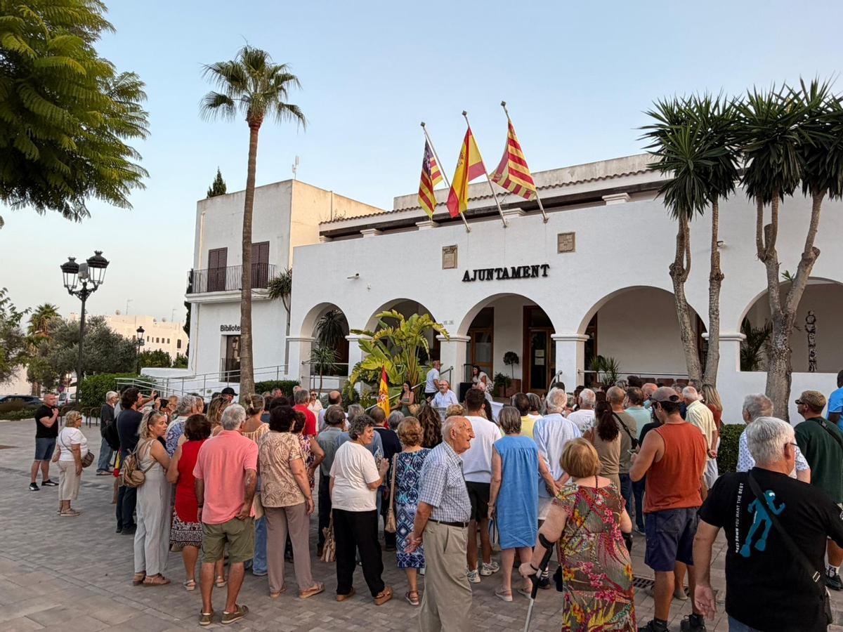 Galería: Concentración en apoyo a Ceuta en el Ayuntamiento de Sant Josep