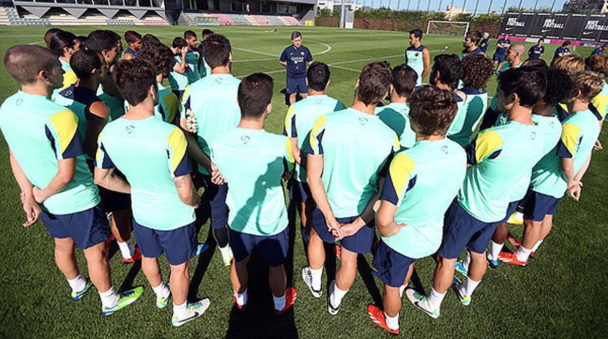 El nou entrenador del Barça es reuneix amb tots els seus jugadors, inclosos els internacionals, al camp de la ciutat esportiva.