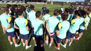 El nou entrenador del Barça es reuneix amb tots els seus jugadors, inclosos els internacionals, al camp de la ciutat esportiva.