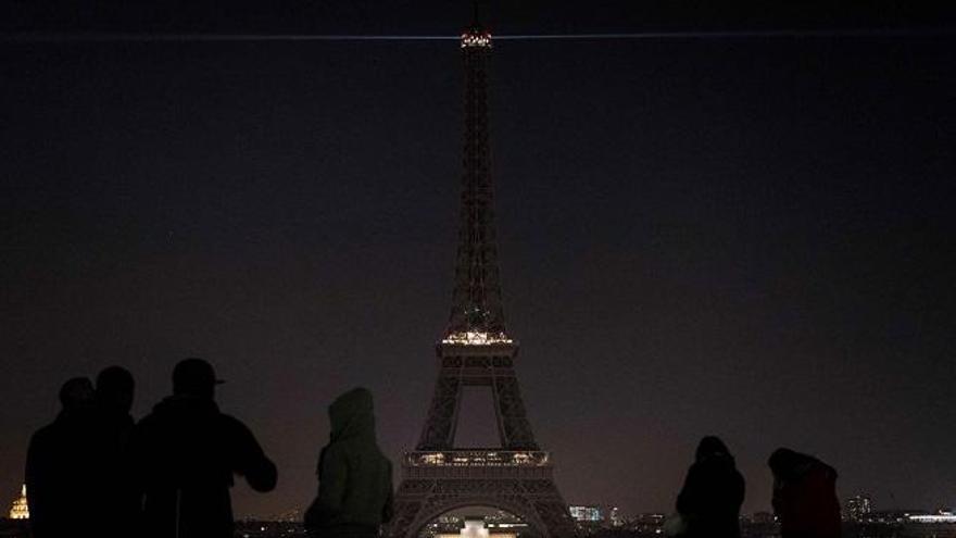 Sacar fotos a la Torre Eiffel de noche &quot;está prohibido&quot;