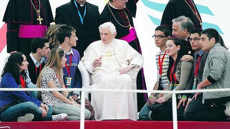 Benedicto XVI, junto a varios jóvenes, ayer, en Floriana (Malta).