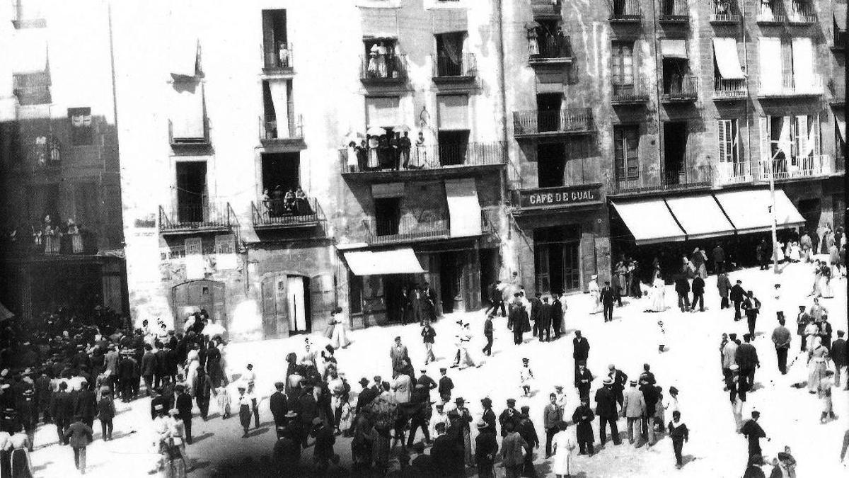 La plaça major un matí de festa major; al fons, el Cafè de Gual
