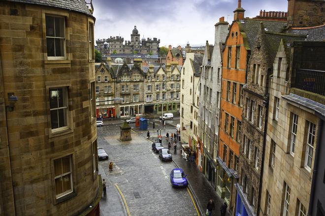 Edimburgo con el George Heriot's al fondo