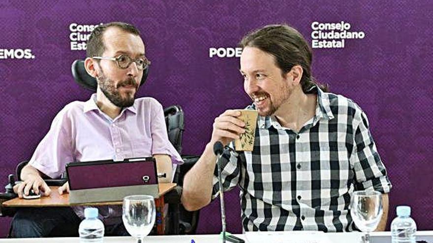 El secretari d&#039;Organització, Pablo Echenique, i el líder de Podem, Pablo Iglesias, ahir.