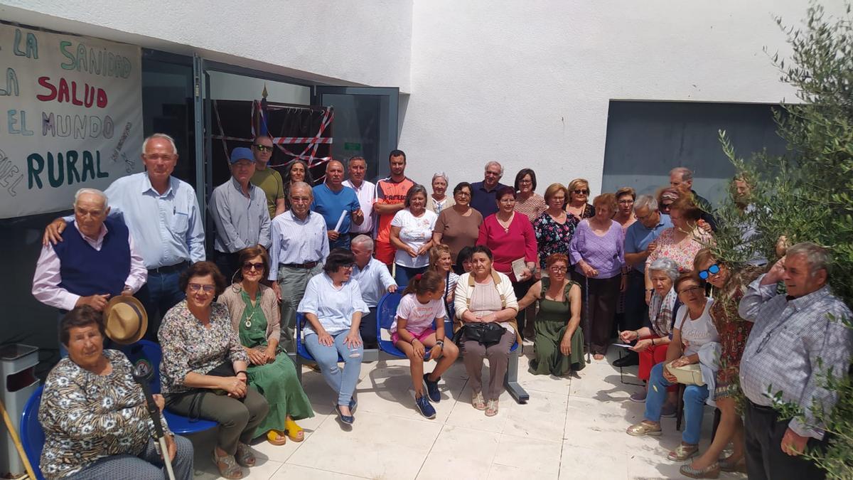 CARDEÑA Los vecinos de la aldea de Azuel protestan por no tener mesa