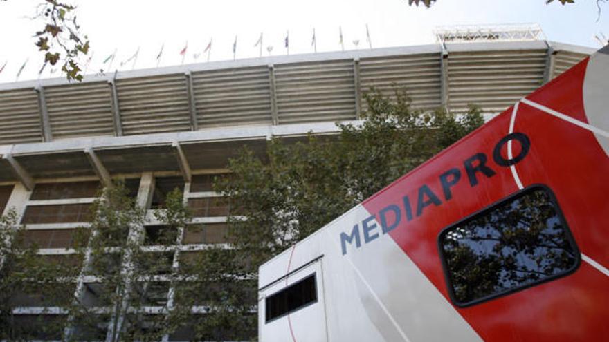 Un camión de Mediapro frente a un estadio de fútbol.