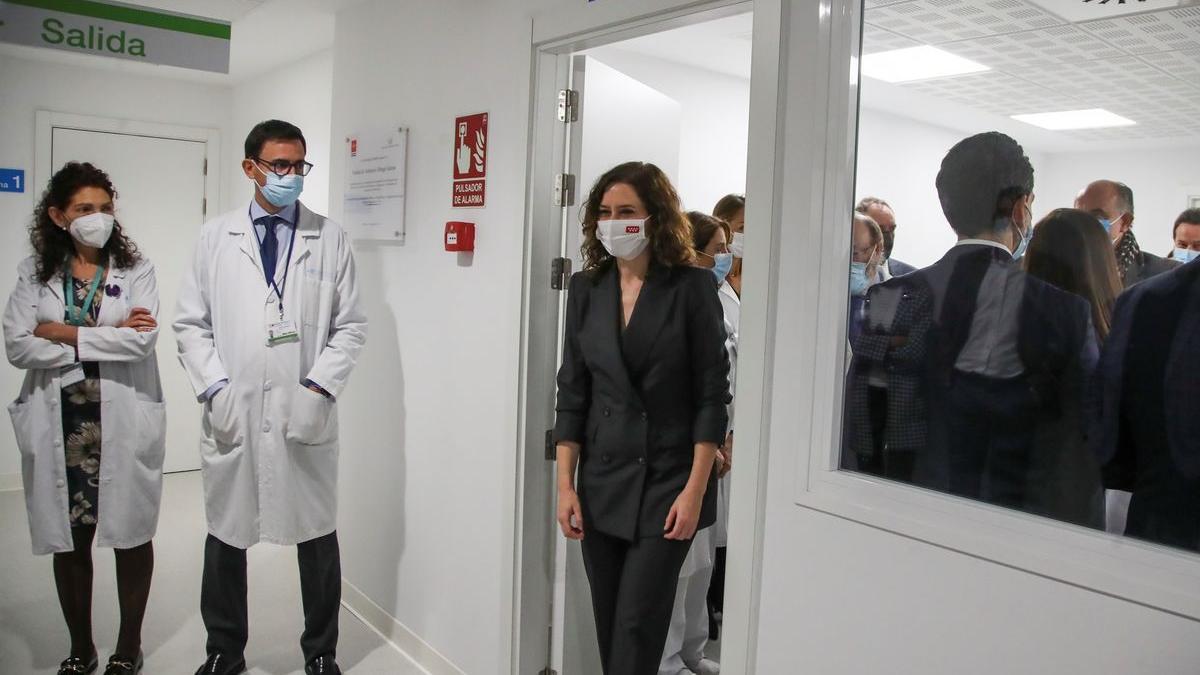Isabel Díaz Ayuso durante su visita al Hospital Carlos III de Madrid.