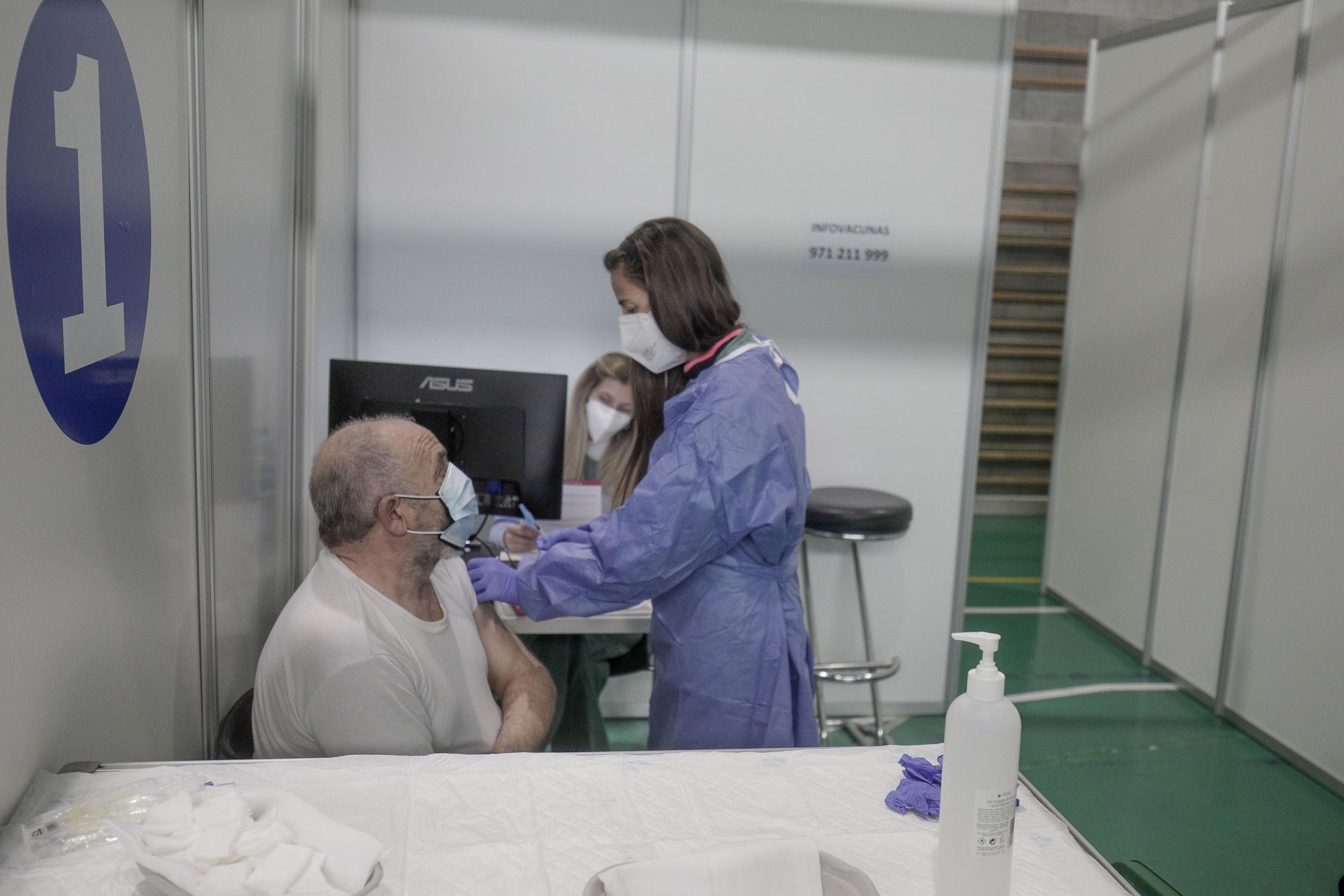 Francina Armengol visita el centro de vacunación ubicado en el polideportivo Mateu Cañellas de Inca