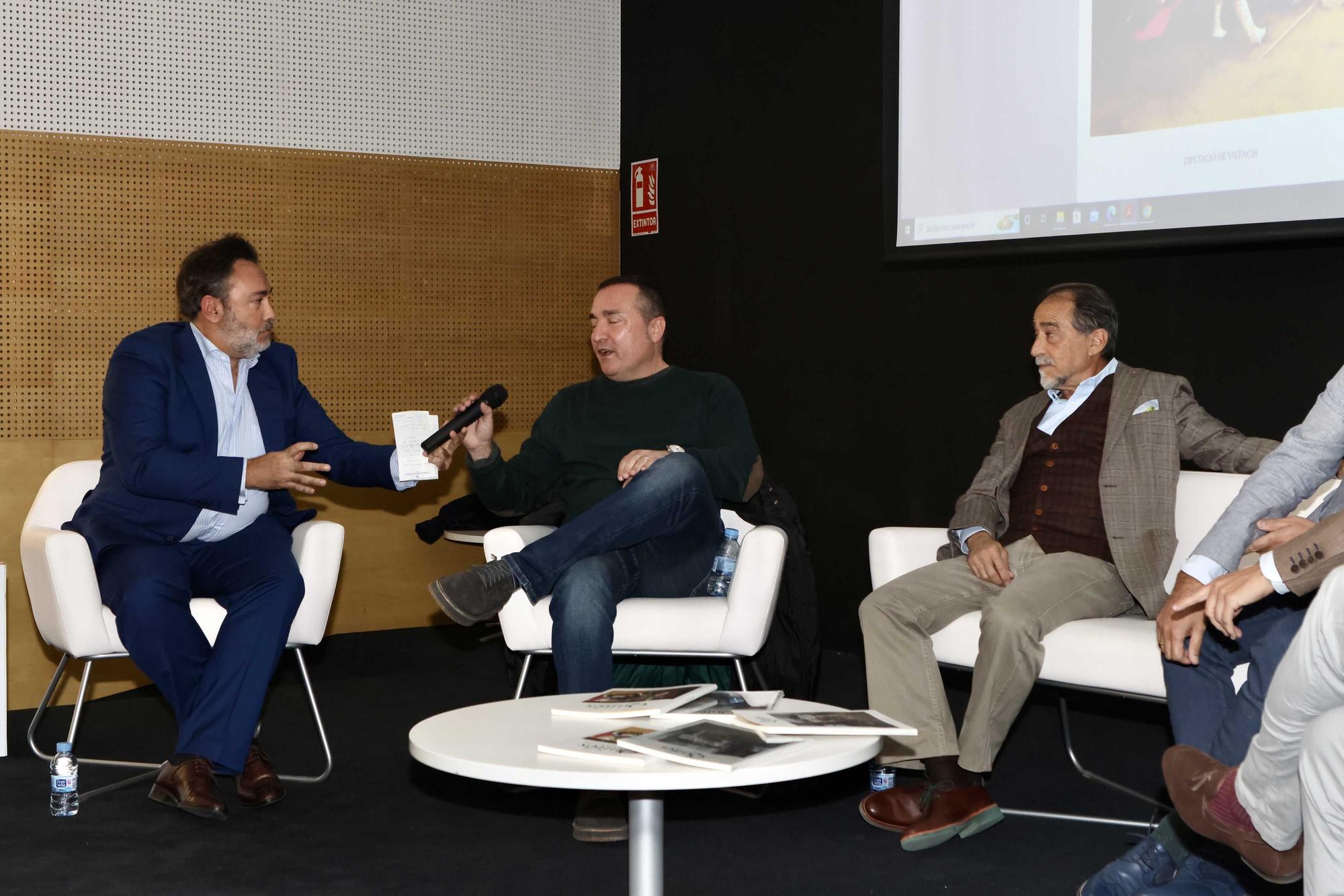 Luis Francisco Esplá y Carlos Marzal presentan la revista taurina "Quites" en Alicante