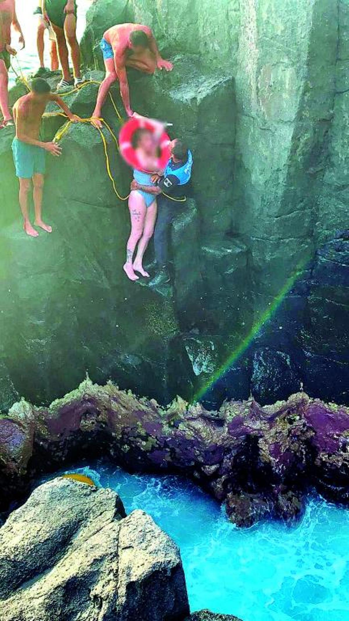 En la parte superior, la foto en la que aparece el policía local de Santiago del Teide Edwin Gorrín salvando a una de las afectadas por el golpe de mar en el Tancón. Debajo, el agente. | el día