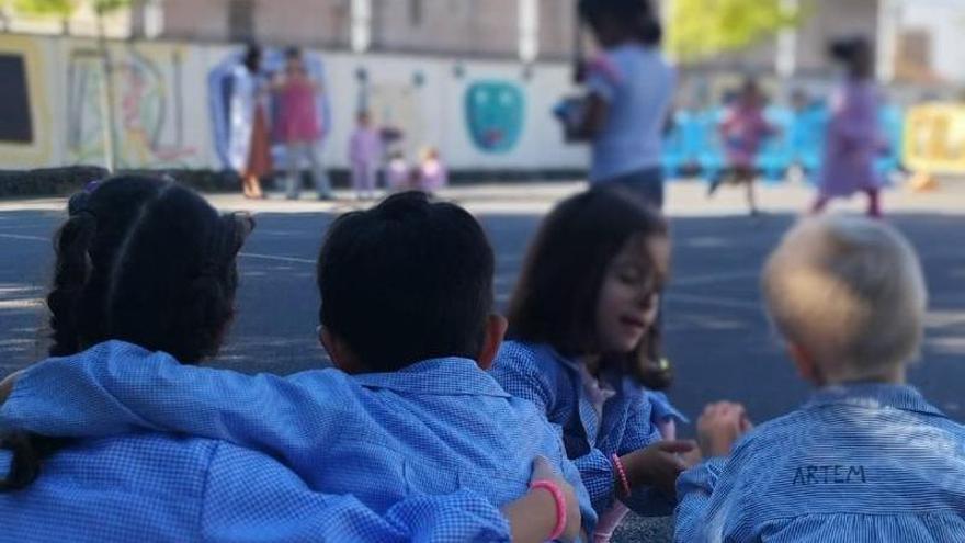 El colegio de Asturias donde el mundo entero cabe en el patio del recreo y los niños "intercambian un pincho de tortilla con una arepa"