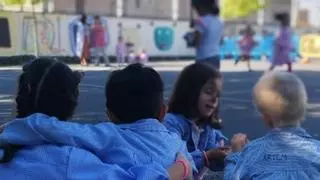 El colegio de Asturias donde el mundo entero cabe en el patio del recreo y los niños "intercambian un pincho de tortilla con una arepa"