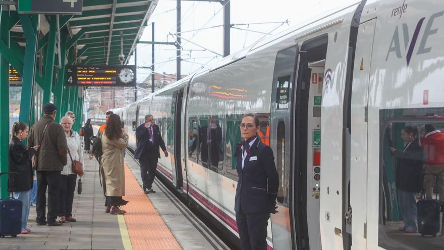 Llegada del primer tren AVE a la estación de Vilagarcía el pasado mes de mayo. | Iñaki Abella