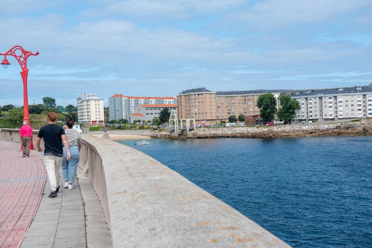 Cielo soleado con algunas nubes en A Coruña.