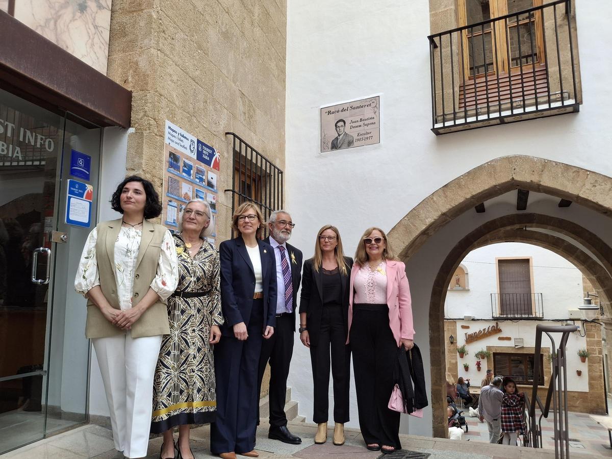 La familia y la alcaldesa y la concejala de Cultura, en el que desde hoy es "el racó del Santeret"