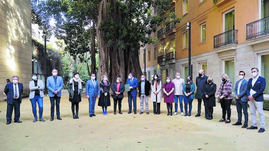 Miembros de todos los partidos en las Cortes, ayer en la excepción de la memoria de la Fiscalía.