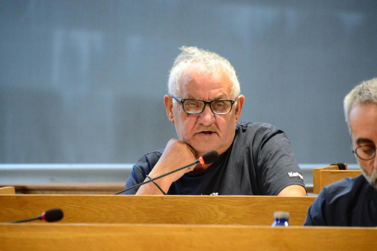 Eugenio González en el pleno de Cangas.