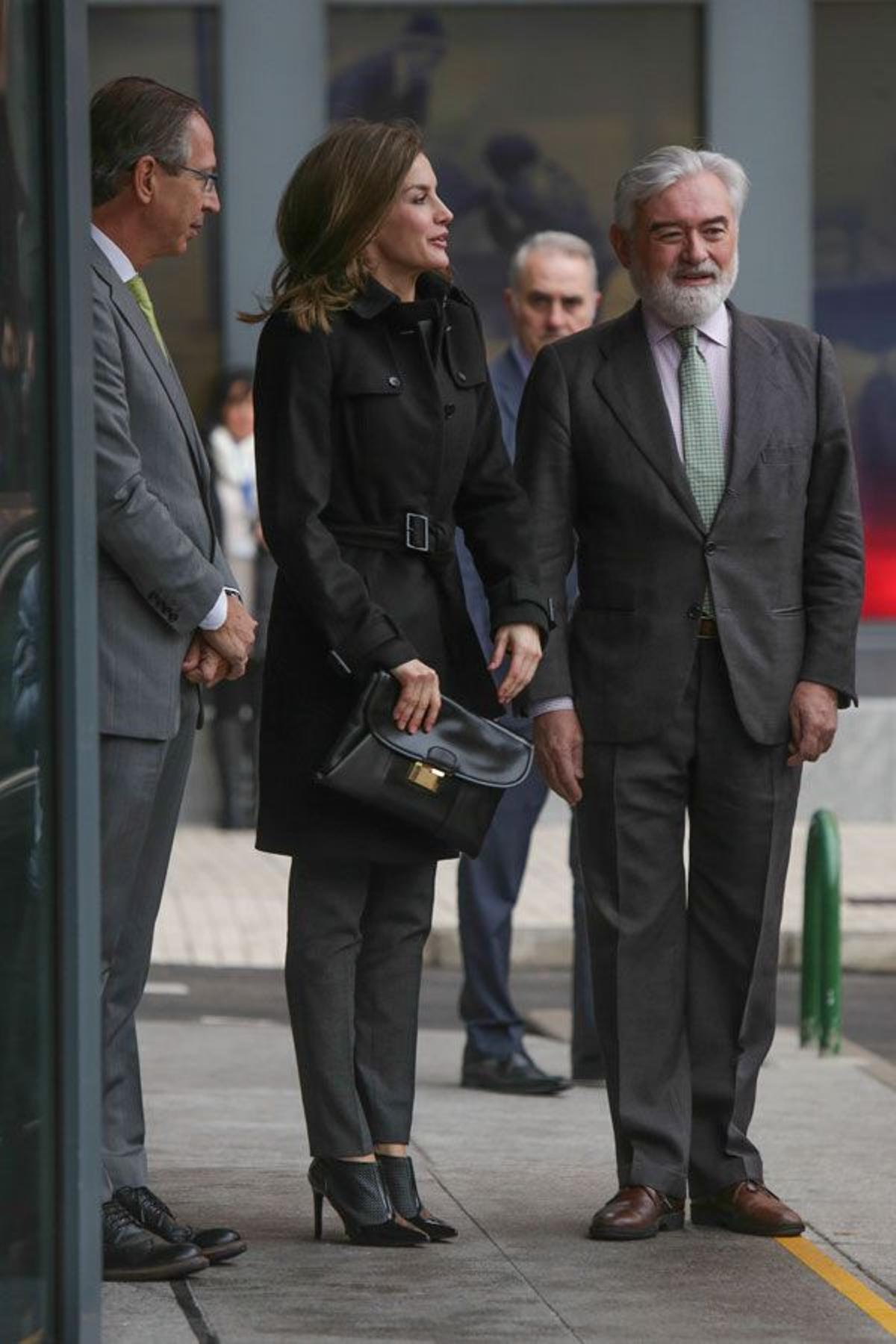 Letizia Ortiz con abrigo negro y botines de Hugo Boss