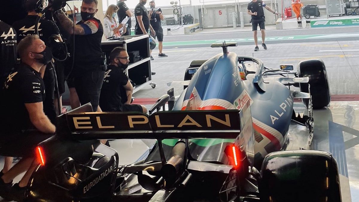 Alpine y Alonso cerraron la temporada con el famoso 'Plan' de Alonso en el alerón trasero del A521