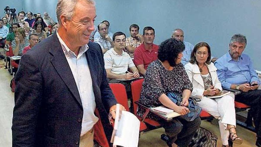 &quot;Nos templamos en la campaña, y luego nos relajamos&quot; - Se quejaba ayer el  secretario general del PSdeG, Manuel Vázquez, en el primer curso que celebra la recién creada Escola de Formación del Partido Socialista en Galicia. Una treintena de cargos municipales asistían ayer a una charla sobre cómo dinamizar las agrupaciones locales del PSOE y forjar liderazgos sociales.