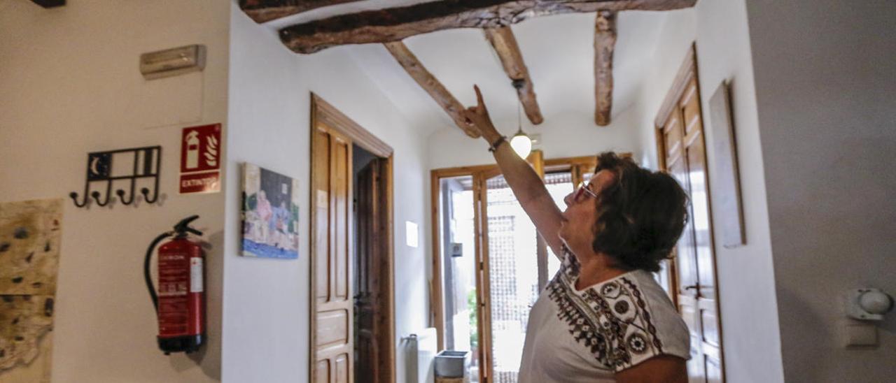 Beatriz Bernabeu, en su casa rural de Alcoleja, el verano pasado.