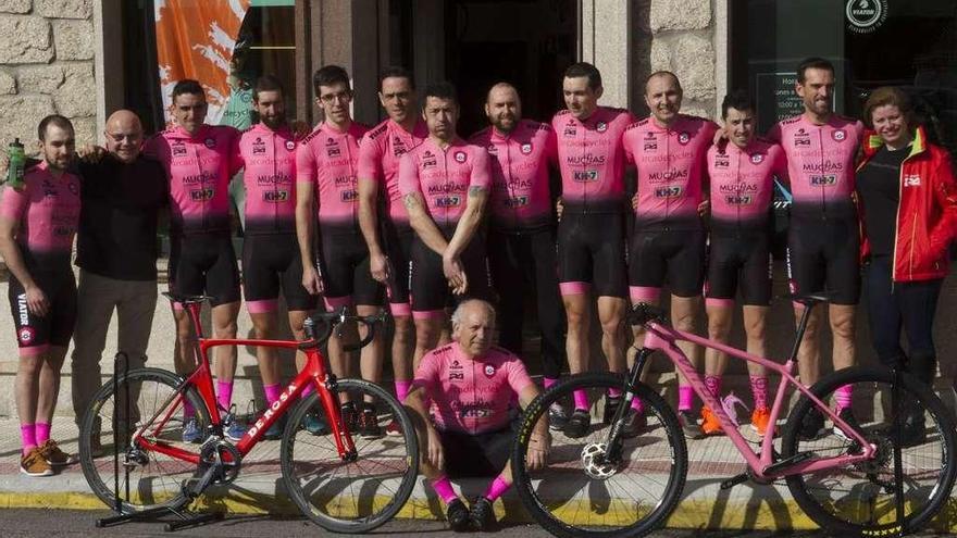 El ganador de la Vuelta, Álvaro Pino (en el suelo), con los integrantes del nuevo club ciclista de Arcade. // FdV