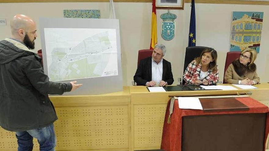 El alcalde y la conselleira, ayer, durante la firma del convenio.