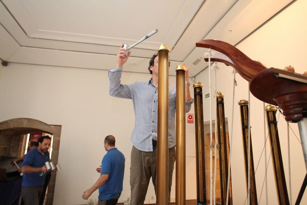 Montaje de la exposición de instrumentos musicales de Les Luthiers