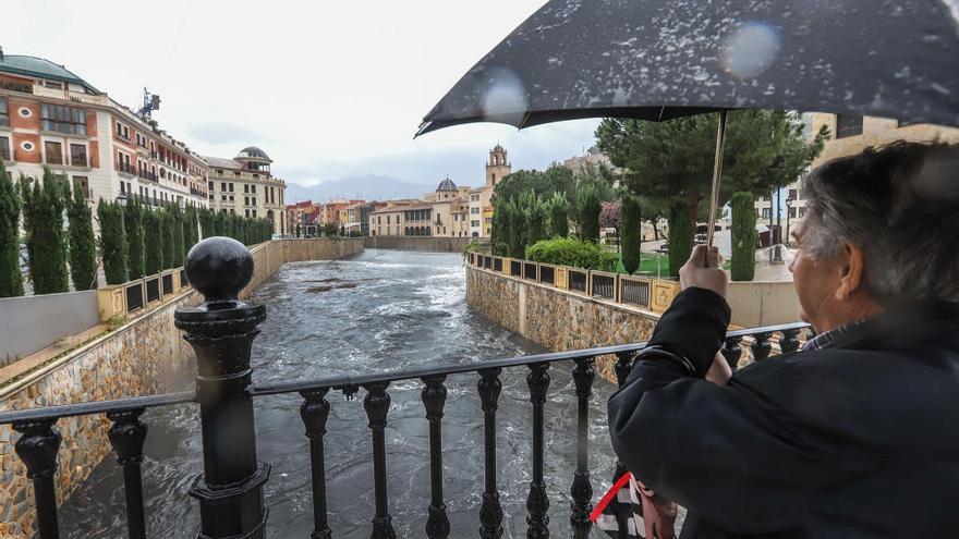 El río Segura se torna gris en Orihuela y las lluvias causan problemas en el Poligono Alto