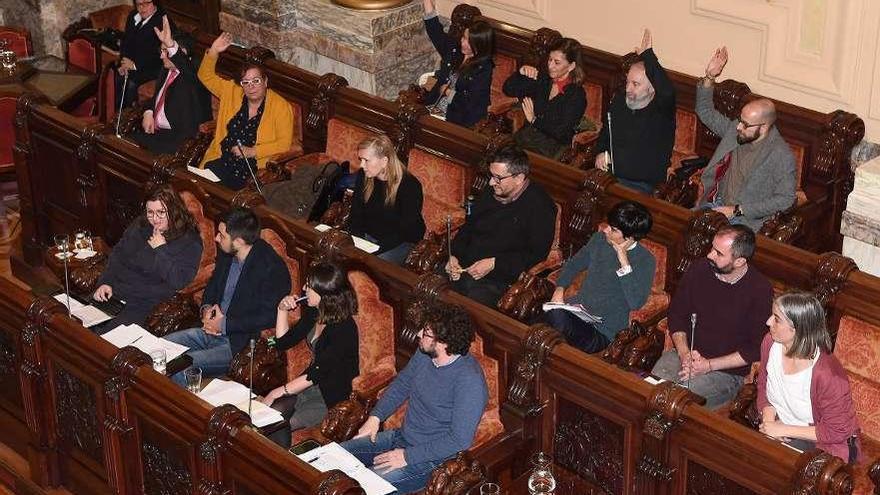 Los concejales del PSOE votan en contra del presupuesto de Marea en el pleno del pasado día 11.