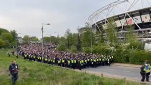 La impresionante llegada de la afición del Eintracht en el Olímpico de Londres