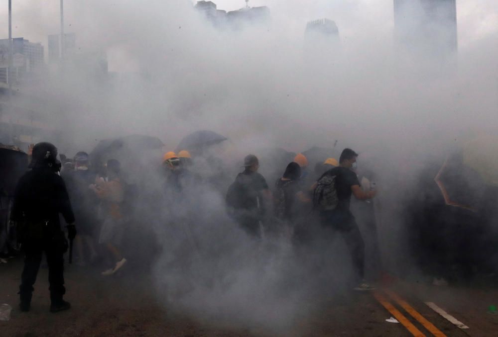 Miles de manifestantes paralizan Hong Kong