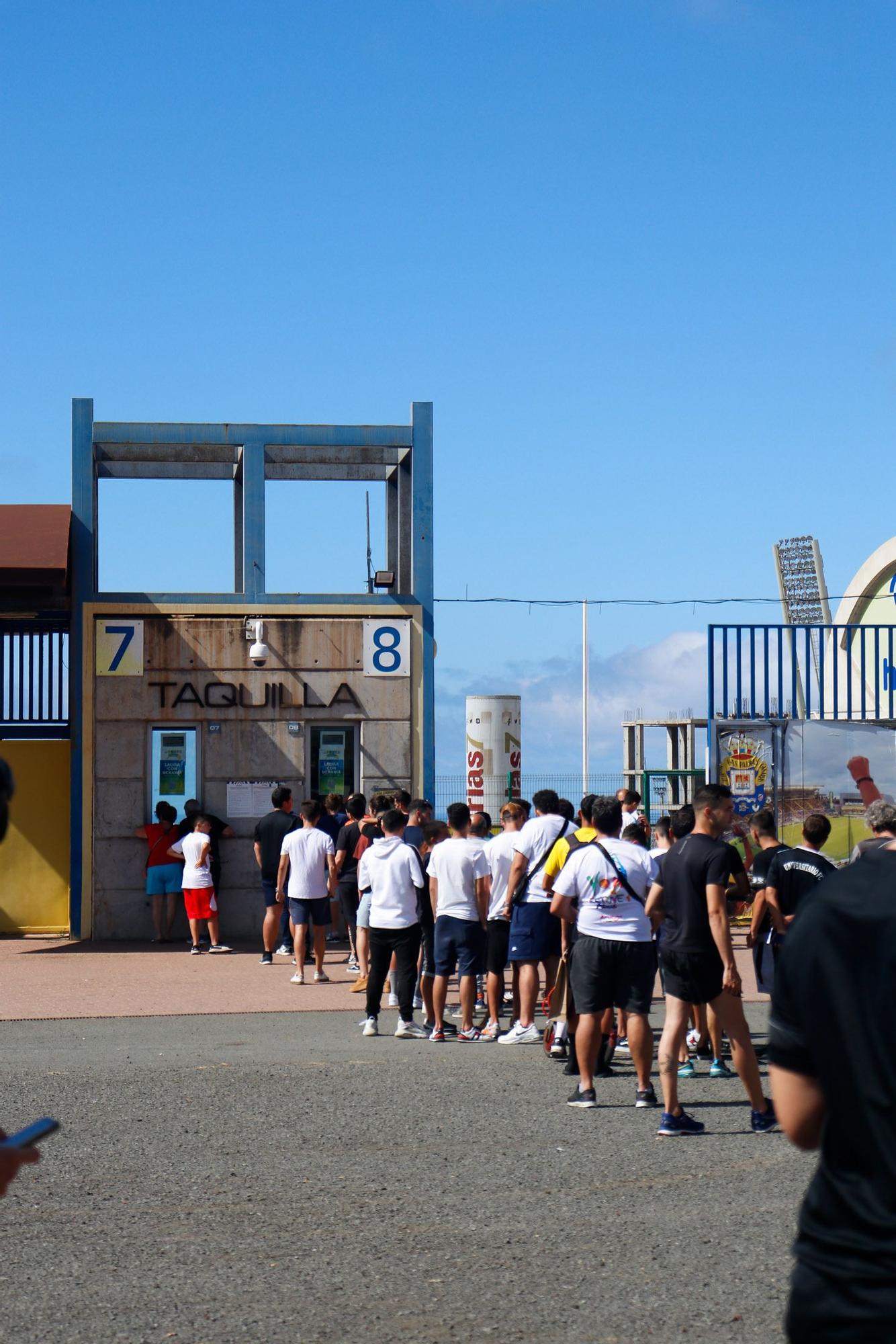 Colas en la taquilla del Estadio de Gran Canaria para comprar entradas del partido UD Las Palmas - Oviedo