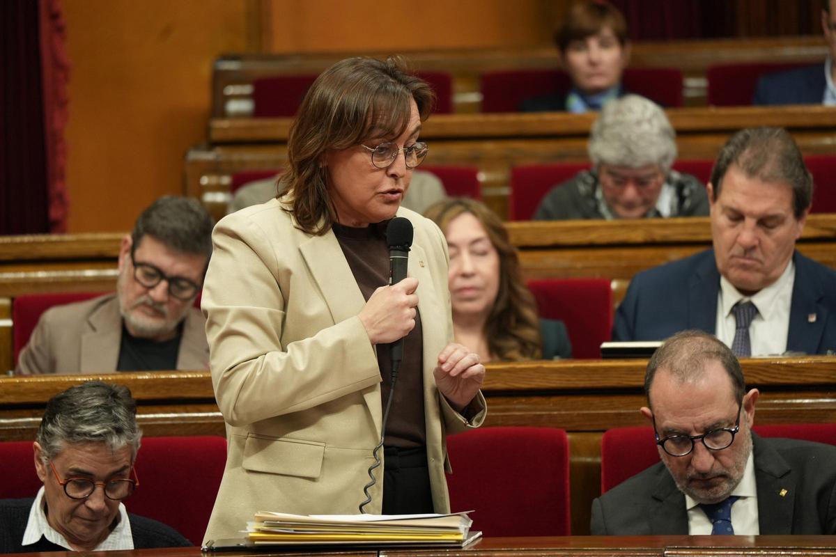 La consellera de Territori de la Generalitat, Sílvia Paneque, durante la sesión de control al Govern en el Parlament, este miércoles.