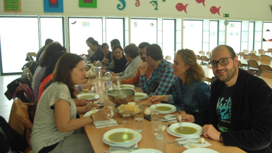 La cifra de alumnos y personal del colegio Ventín con cuadro de diarrea roza los 90 y la Xunta ya toma muestras de la comida