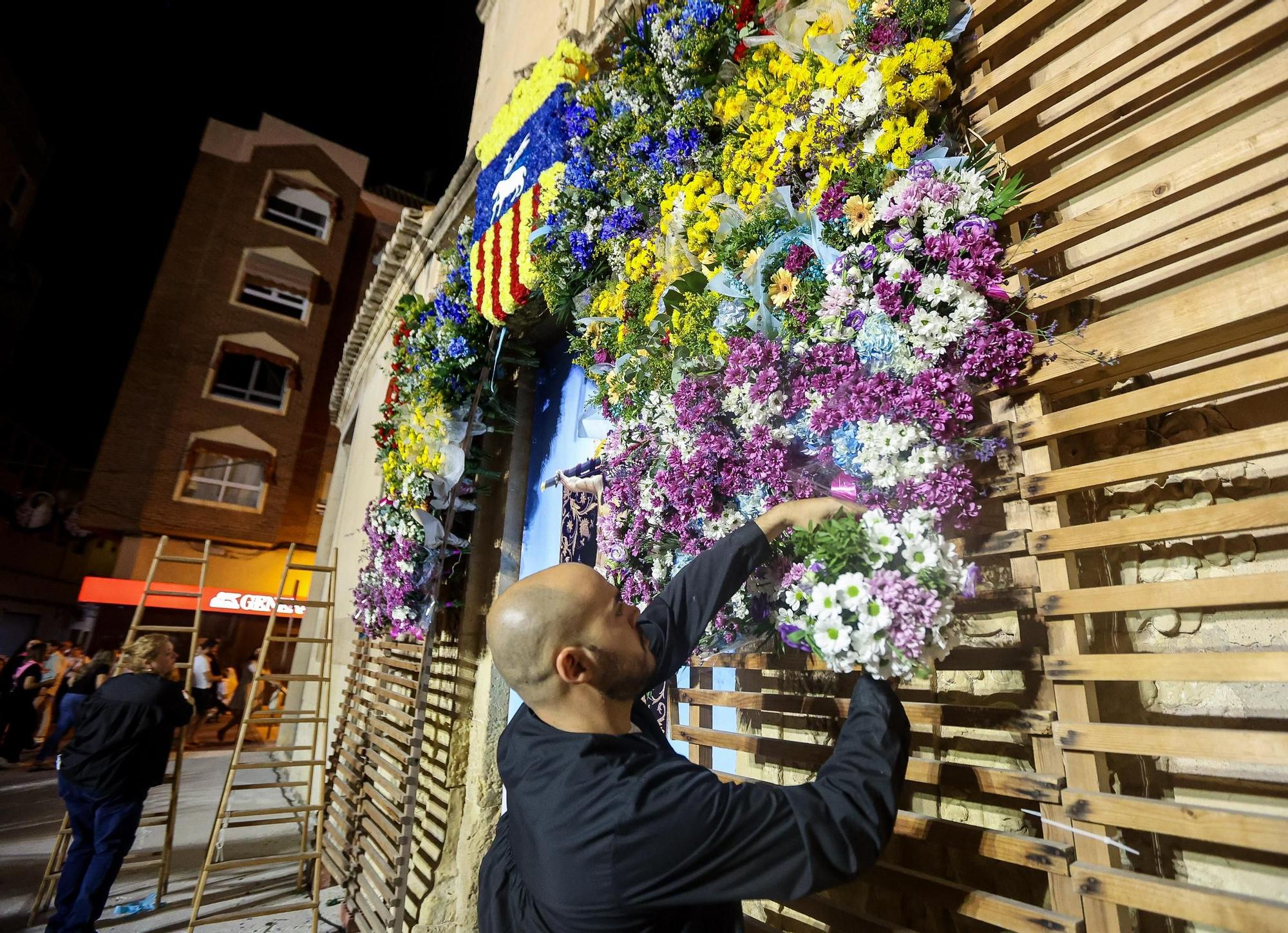 Ofrenda de flores y alimentos en honor al Cristo de la Paz por las fiestas de Sant Joan