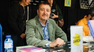 Manolo García firmando libros por Sant Jordi en Barcelona.