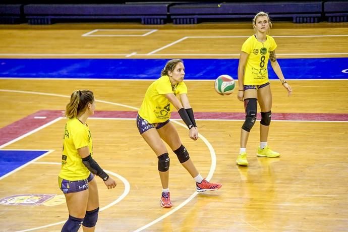 25-02-20 DEPORTES. CENTRO INSULAR DE LOS DEPORTES. LAS PALMAS DE GRAN CANARIA. Entrenamiento y foto de grupo del equipo femenino de volleyball IBSA 7 Palmas.    Fotos: Juan Castro.  | 25/02/2020 | Fotógrafo: Juan Carlos Castro