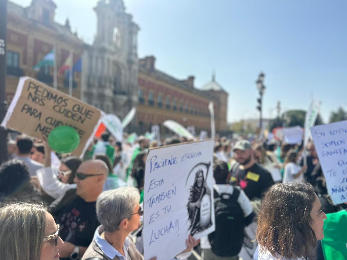 Más de mil médicos se manifiestan contra el Estatuto Marco del Ministerio de Sanidad a las puertas del Palacio de San Telmo.