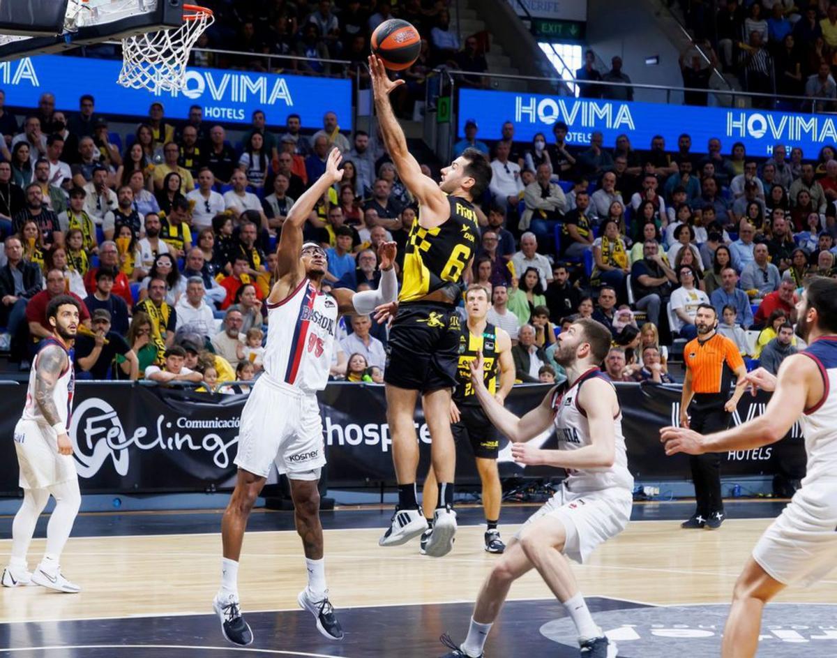 Marce Huertas observa el balón tras uno de sus tiros. | | E. COBOS (ACB PHOTO)