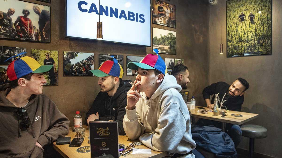 Jóvenes extranjeros consumen en el interior de un ’coffee shop’ en Amsterdam, una práctica que la ciudad estudia prohibir próximamente.