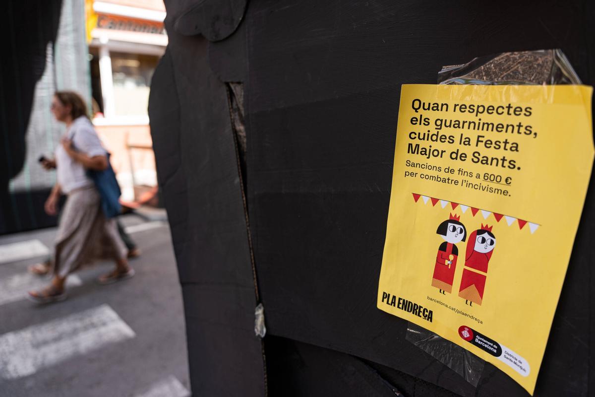 Cartel municipal contra el vandalismo en las calles decoradas de Sants en 2025