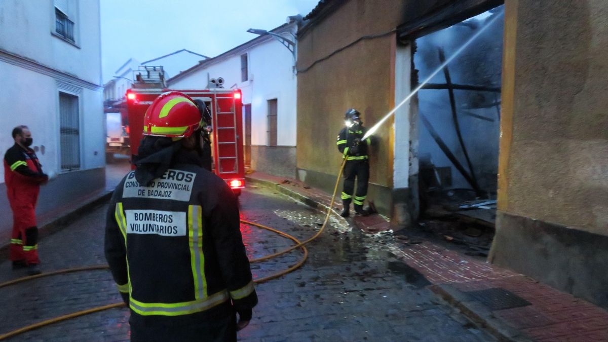 Grupo de bomberos durante las tareas de extinción del fuego