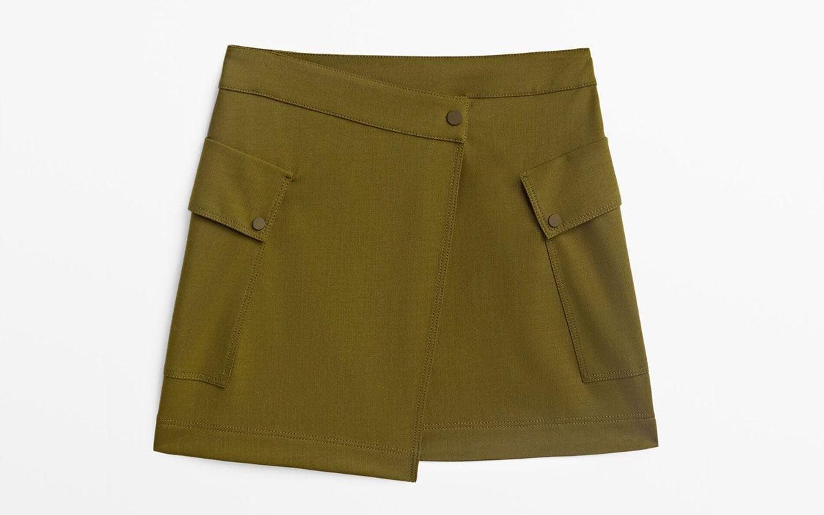 Minifalda cruzada estilo militar, de Massimo Dutti