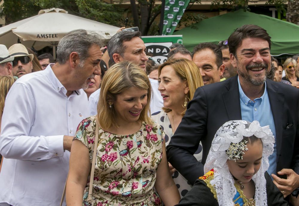 La sexta mascletà del concurso ofrece un espectáculo monótono, con un intenso final terrestre simultáneo que envuelve la plaza